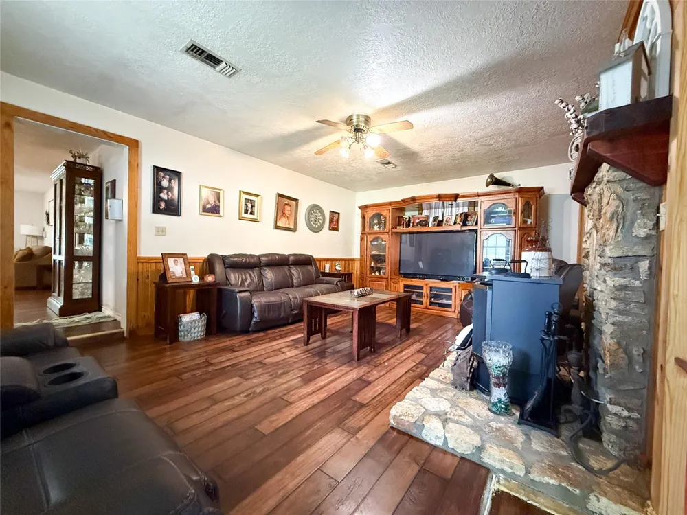 708 W Railroad Buffalo, TX 75831