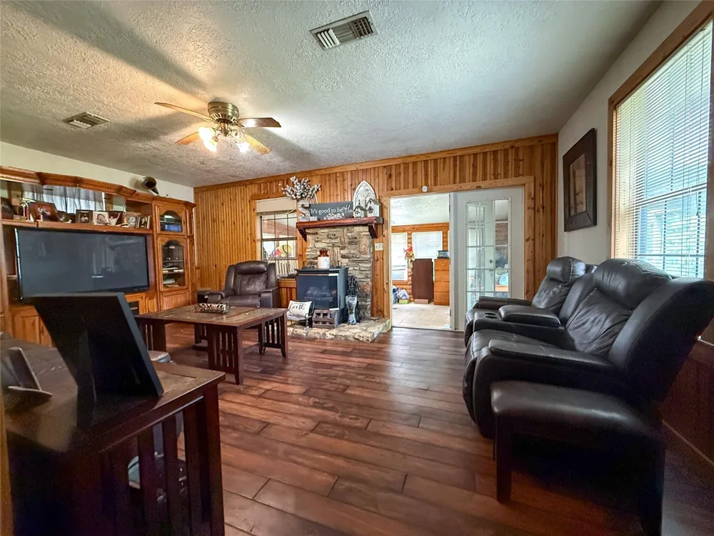 708 W Railroad Buffalo, TX 75831