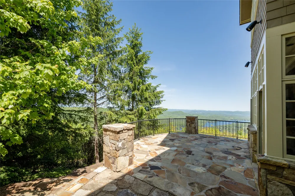 250 Meadow Ridge Drive Lake Toxaway, NC 28747