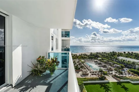 2301 Collins Ave #902