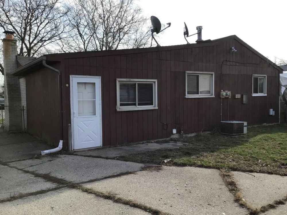 9458 Chamberlain Street Romulus, MI 48174