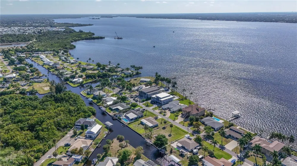 116 E NORTH SHORE AVENUE North Fort Myers, FL 33917