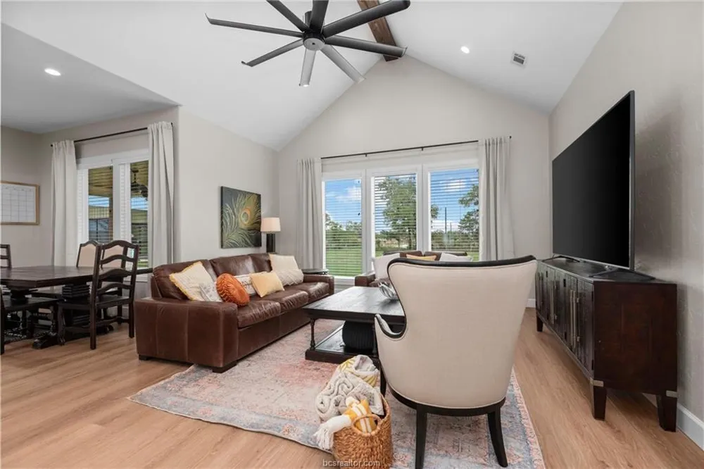 914 Axis Lane Franklin, TX 77856