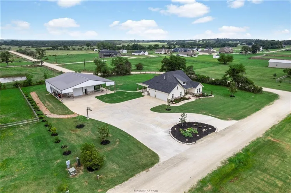 914 Axis Lane Franklin, TX 77856