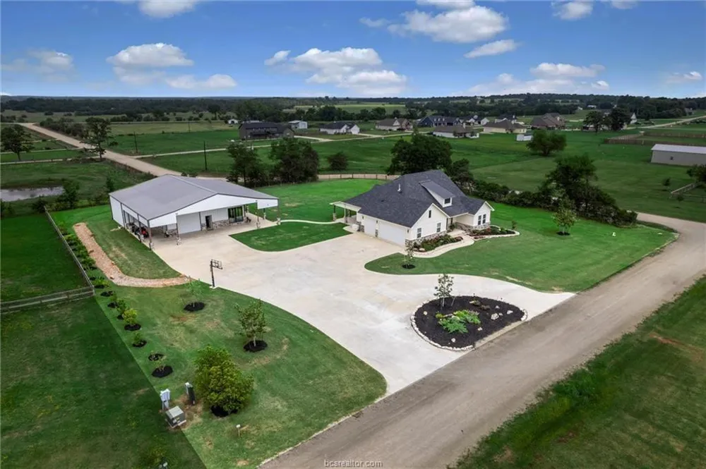 914 Axis Lane Franklin, TX 77856
