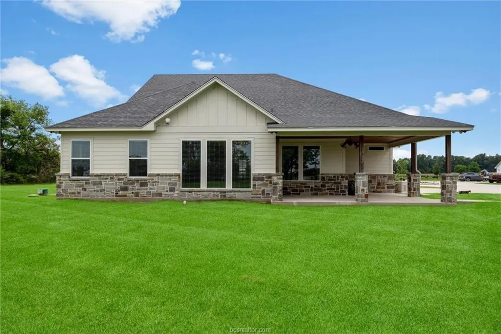 914 Axis Lane Franklin, TX 77856