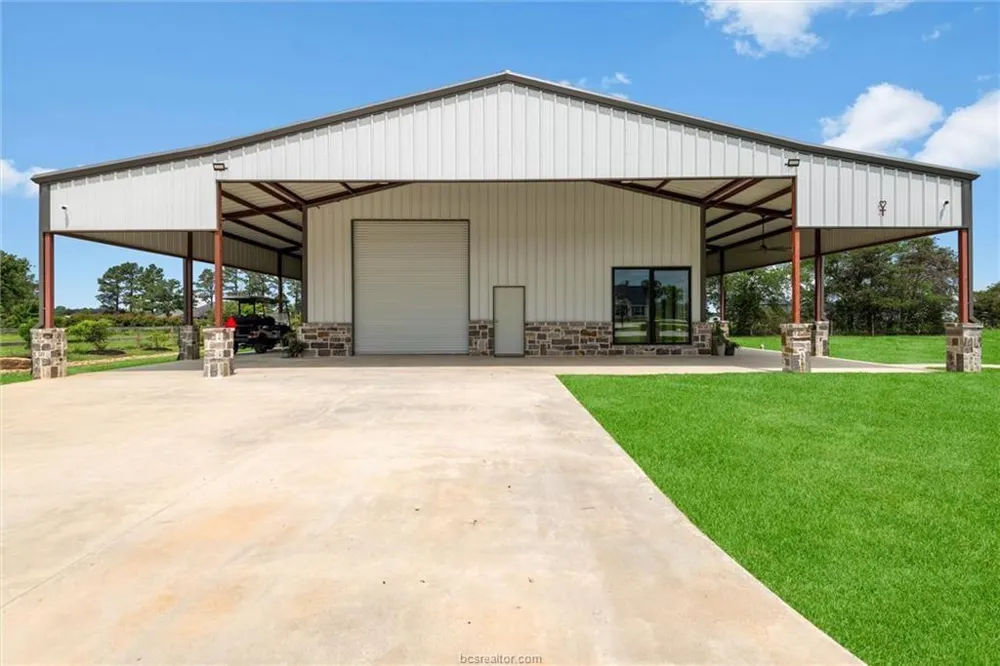 914 Axis Lane Franklin, TX 77856
