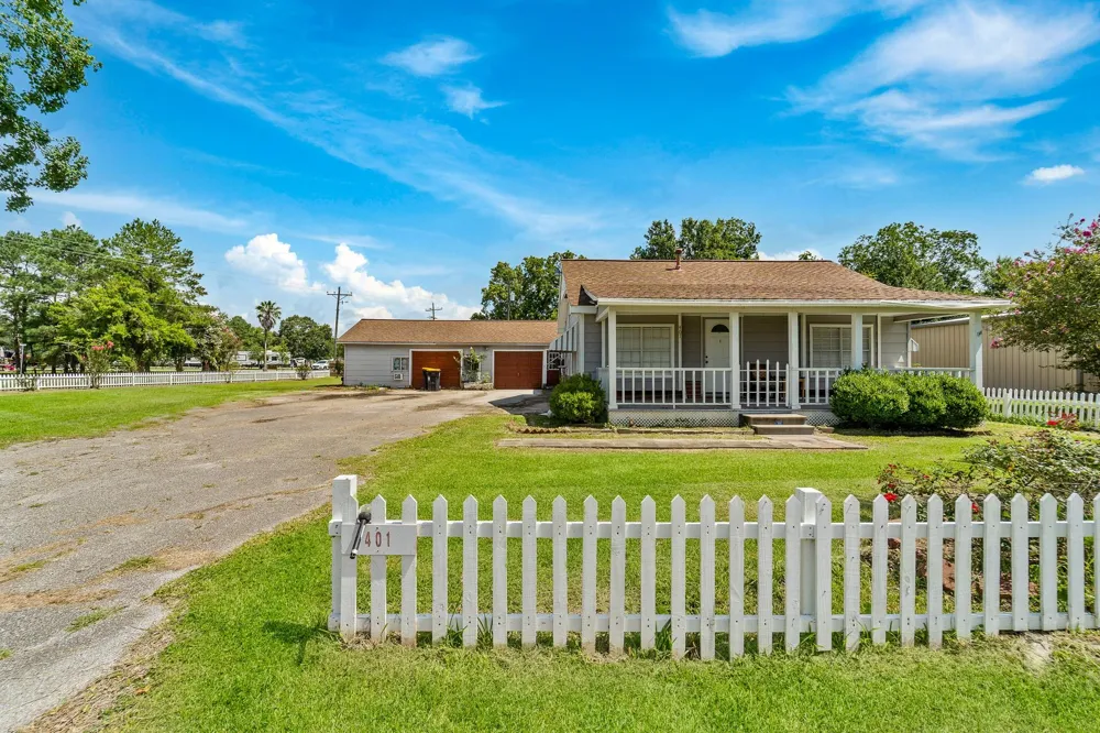 401 Lee Avenue Anahuac, TX 77514