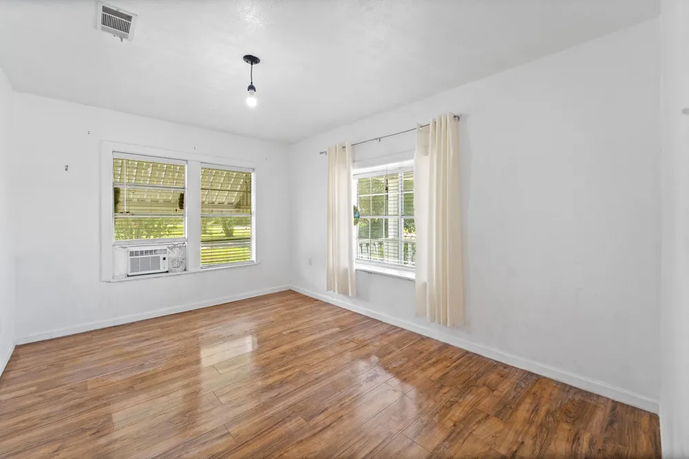 401 Lee Avenue Anahuac, TX 77514