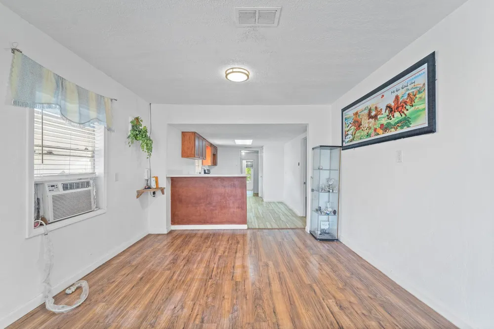 401 Lee Avenue Anahuac, TX 77514