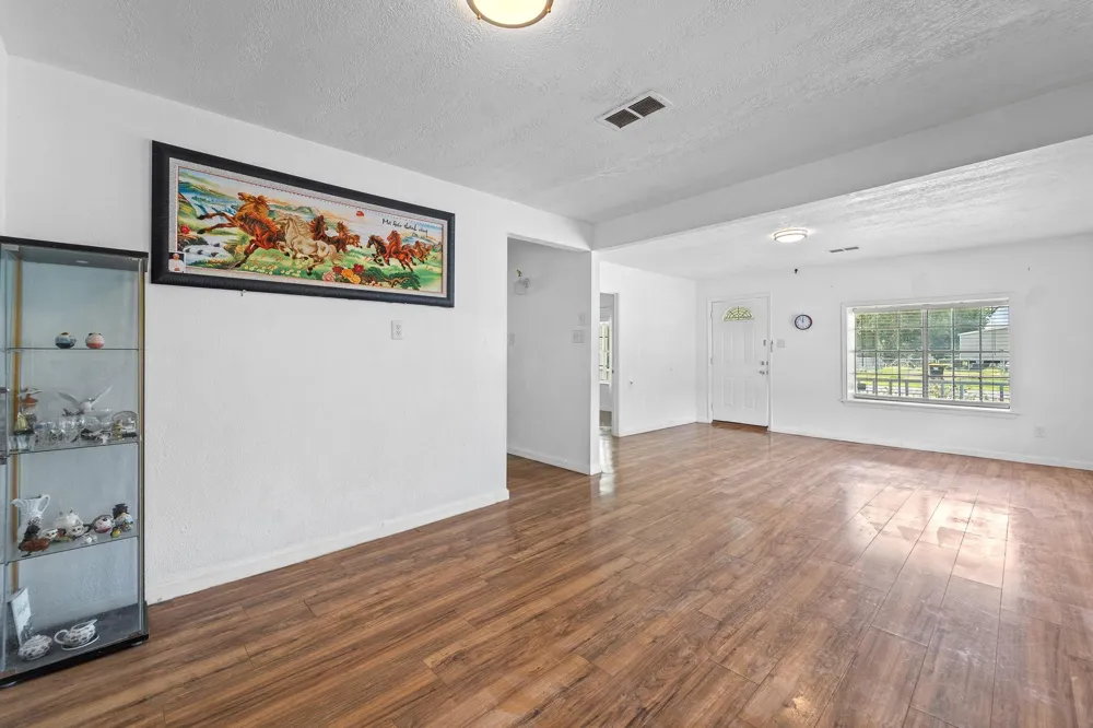 401 Lee Avenue Anahuac, TX 77514