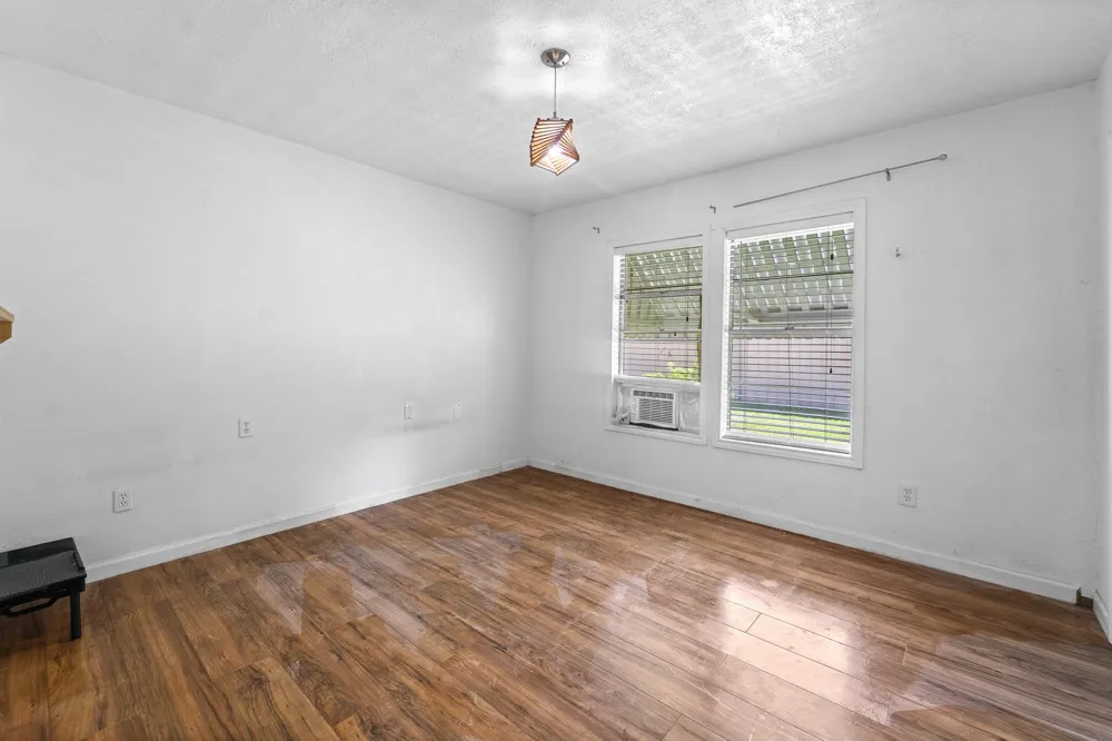 401 Lee Avenue Anahuac, TX 77514