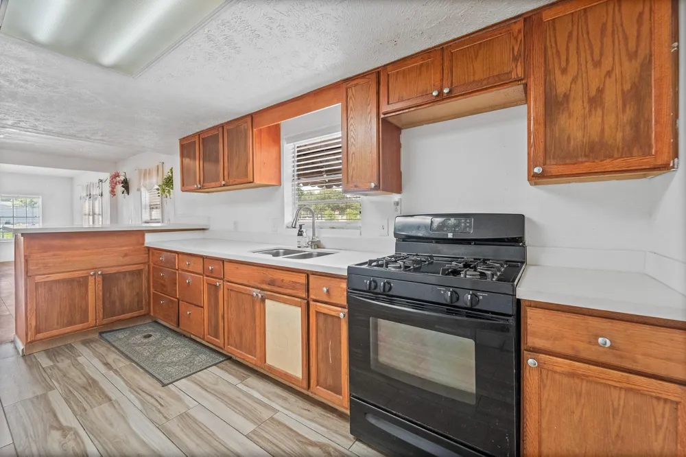 401 Lee Avenue Anahuac, TX 77514