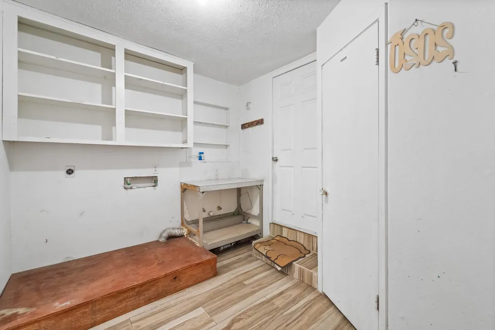 401 Lee Avenue Anahuac, TX 77514