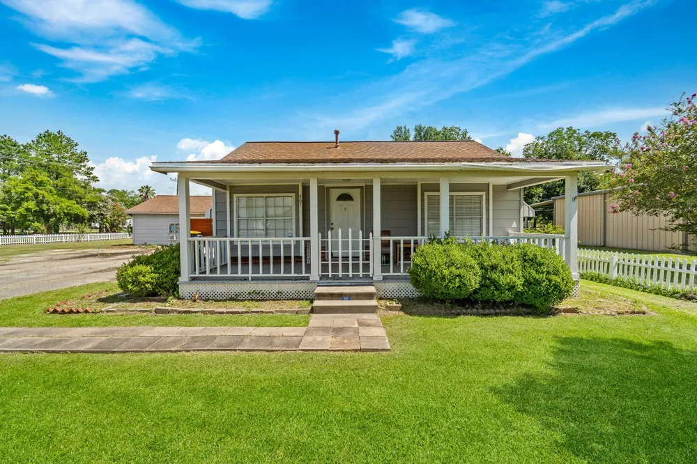 401 Lee Avenue Anahuac, TX 77514