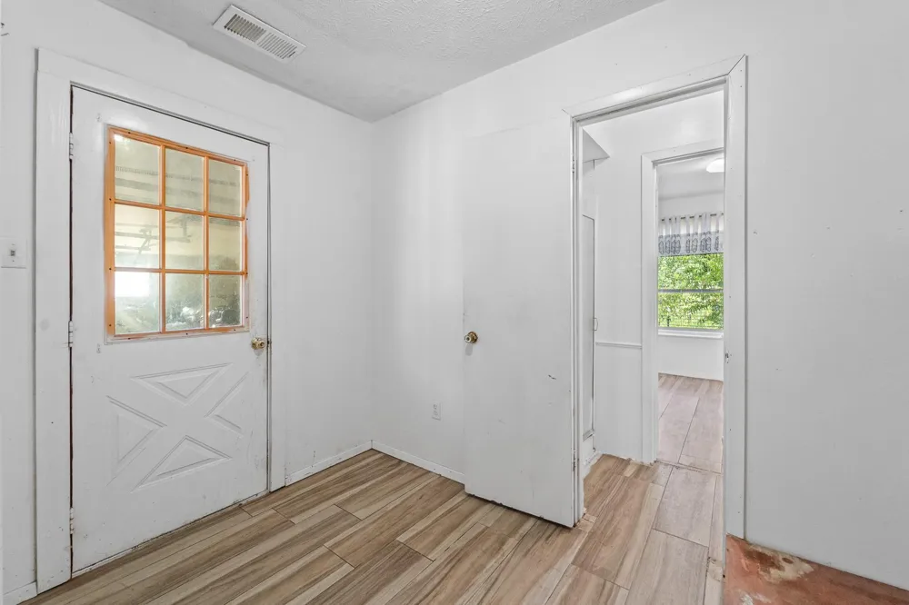 401 Lee Avenue Anahuac, TX 77514