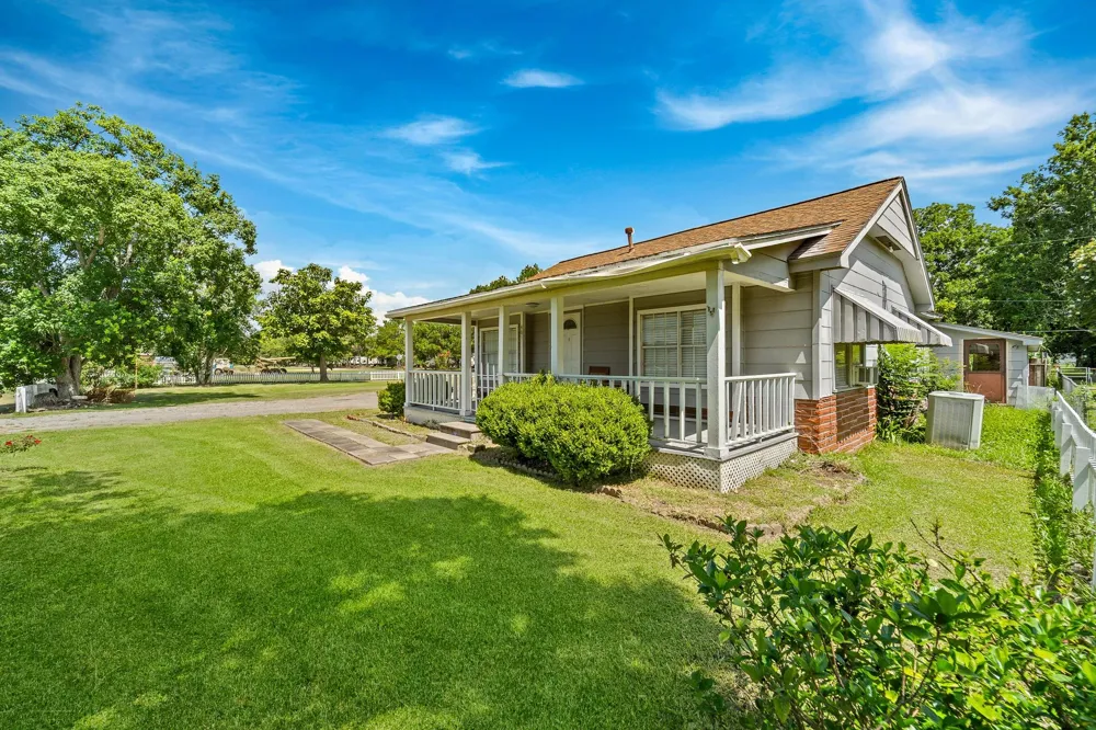 401 Lee Avenue Anahuac, TX 77514