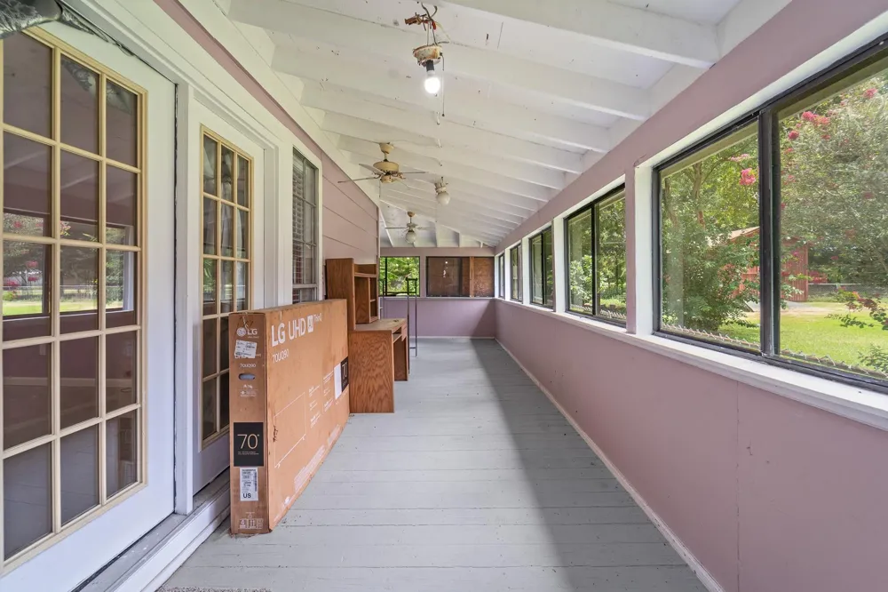 401 Lee Avenue Anahuac, TX 77514