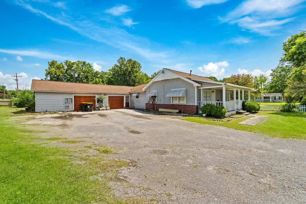 401 Lee Avenue Anahuac, TX 77514