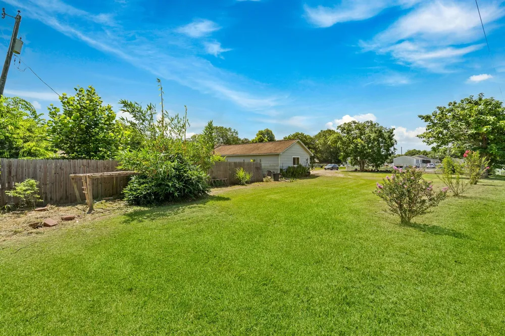401 Lee Avenue Anahuac, TX 77514