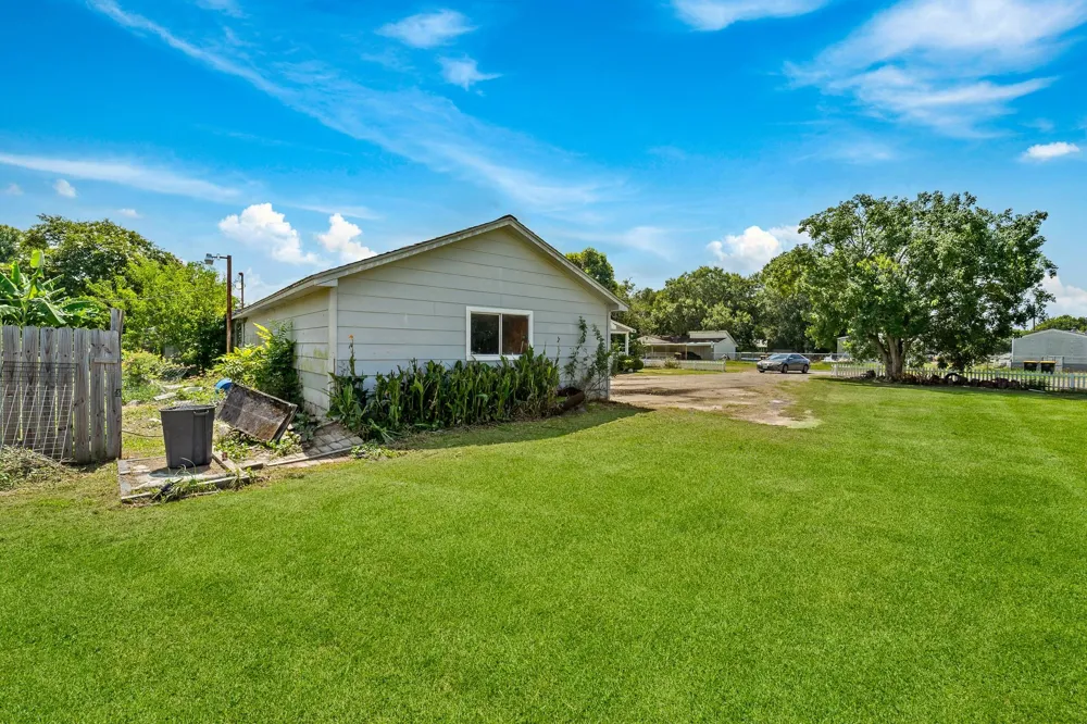 401 Lee Avenue Anahuac, TX 77514