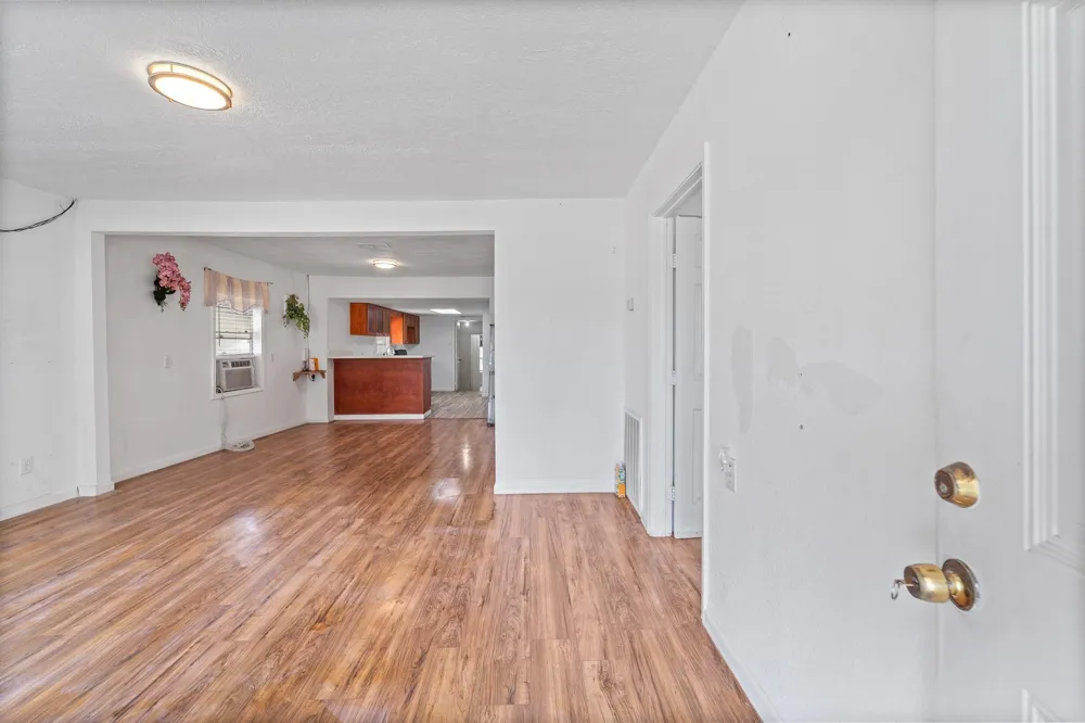 401 Lee Avenue Anahuac, TX 77514
