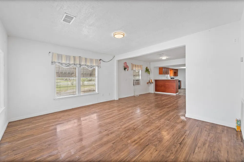401 Lee Avenue Anahuac, TX 77514