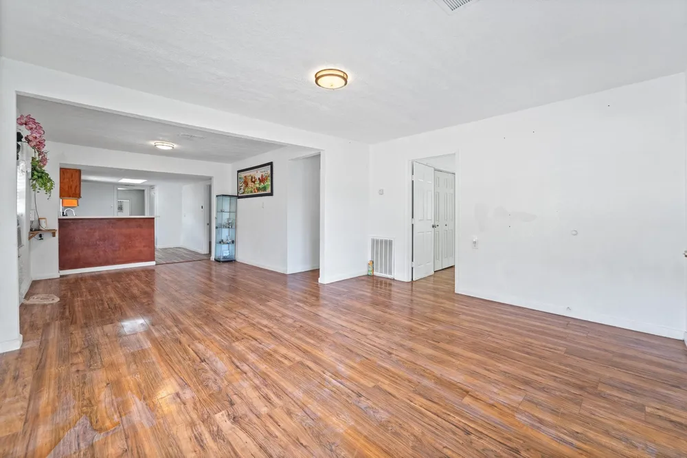 401 Lee Avenue Anahuac, TX 77514