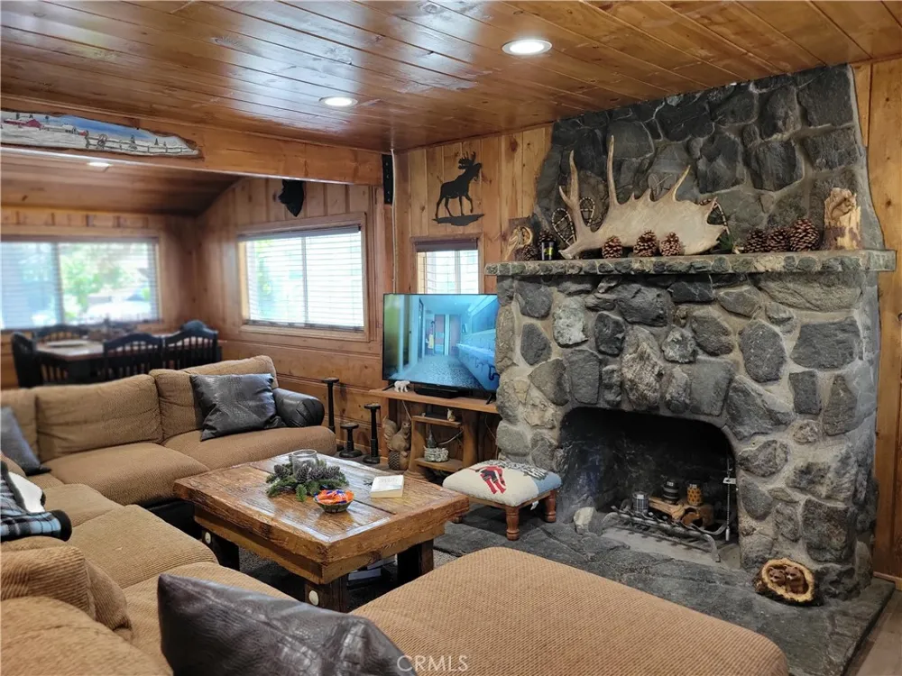 1116 Lark Road Wrightwood, CA 92397
