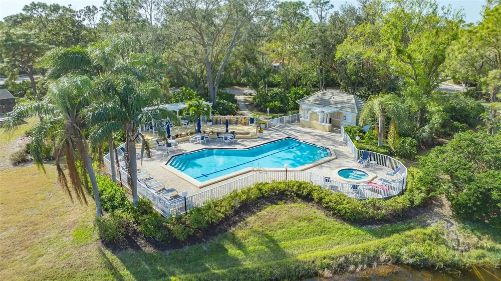 8009 HAMPTON COURT University Park, FL 34201