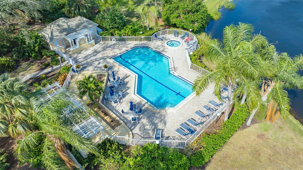 8009 HAMPTON COURT University Park, FL 34201