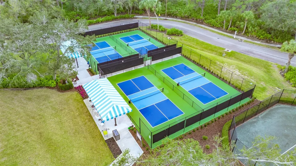 8009 HAMPTON COURT University Park, FL 34201