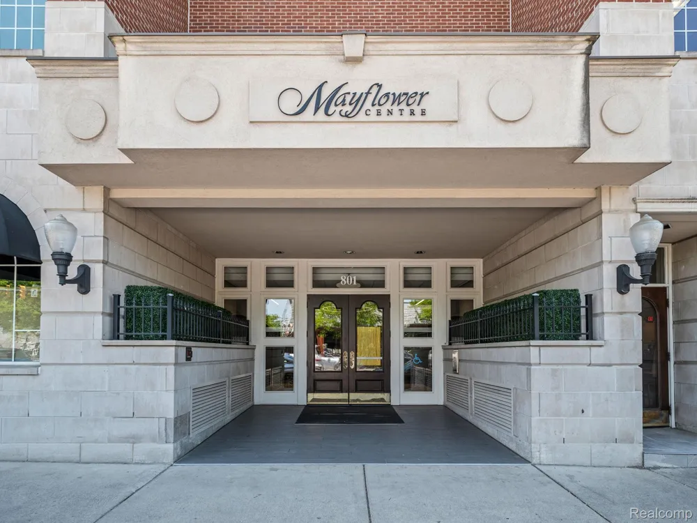 801 W Ann Arbor Trail #301 Plymouth City, MI 48170