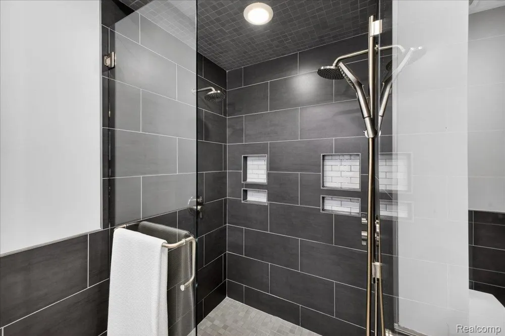 801 W Ann Arbor Trail #301 Plymouth City, MI 48170