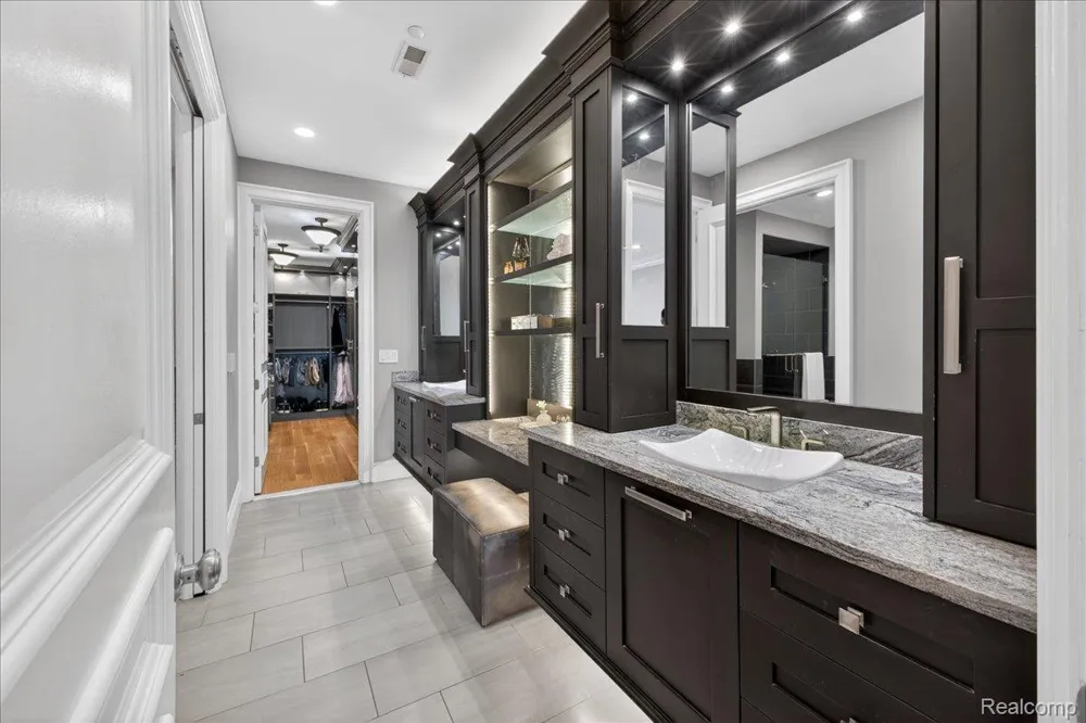 801 W Ann Arbor Trail #301 Plymouth City, MI 48170