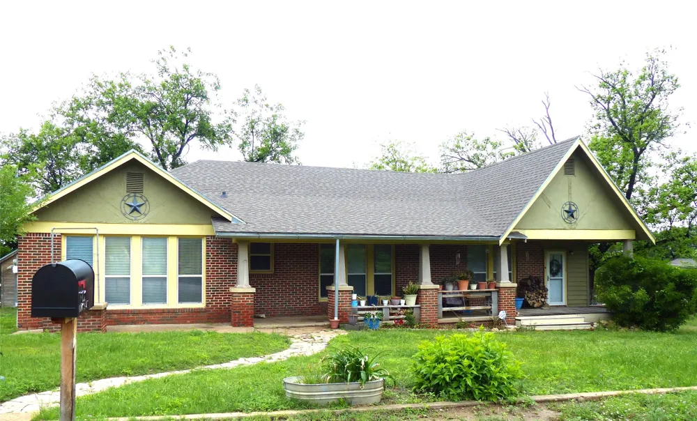 606 S Blackburn Brady, TX 76825