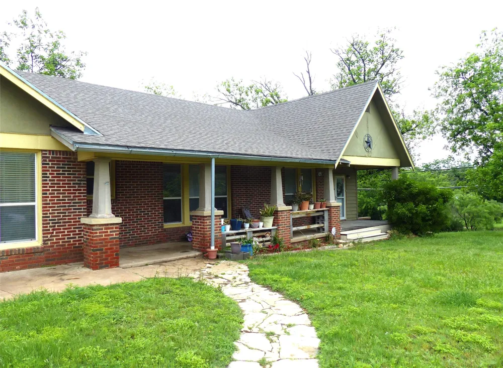 606 S Blackburn Brady, TX 76825