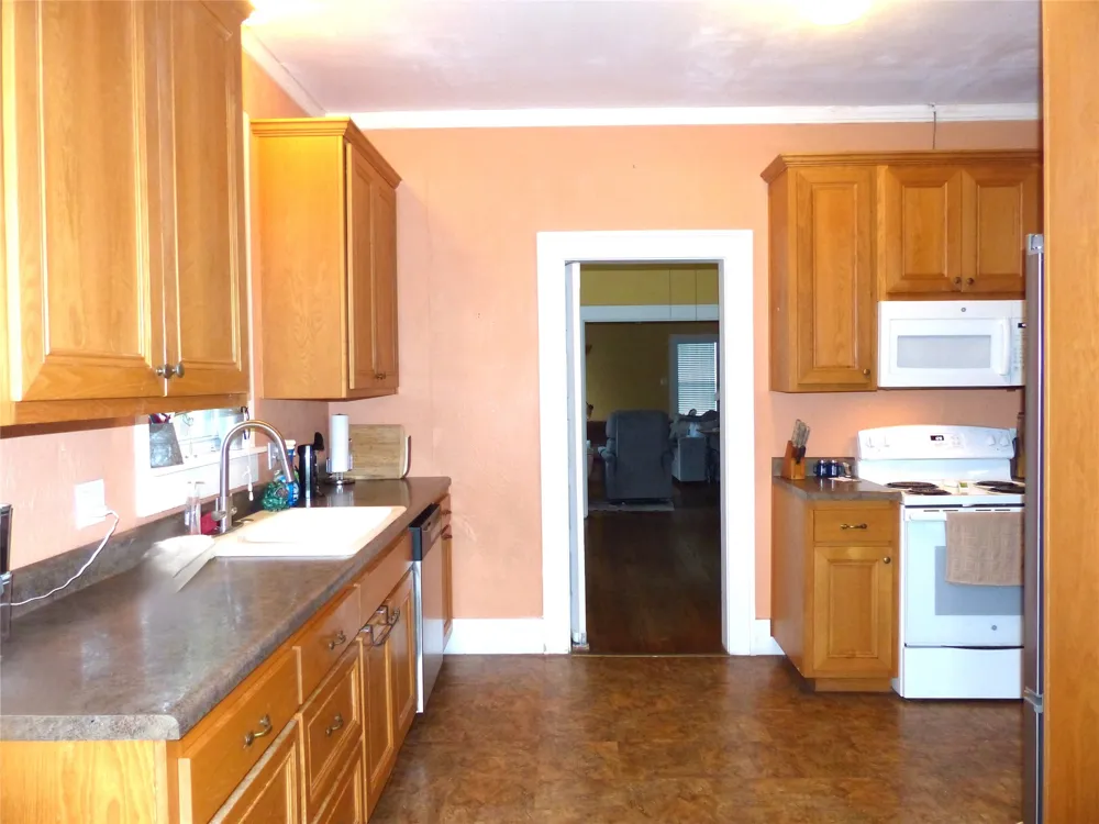 606 S Blackburn Brady, TX 76825