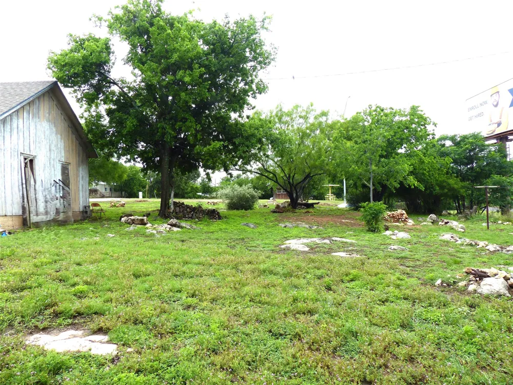 606 S Blackburn Brady, TX 76825