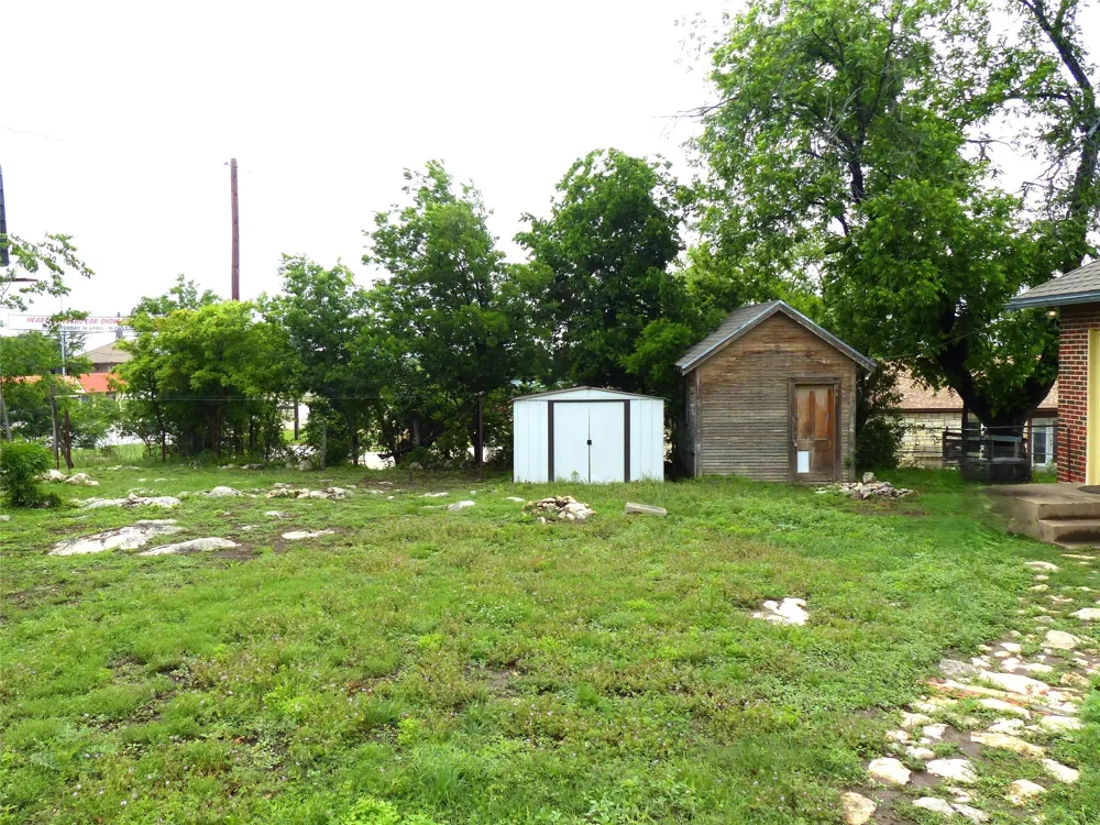 606 S Blackburn Brady, TX 76825