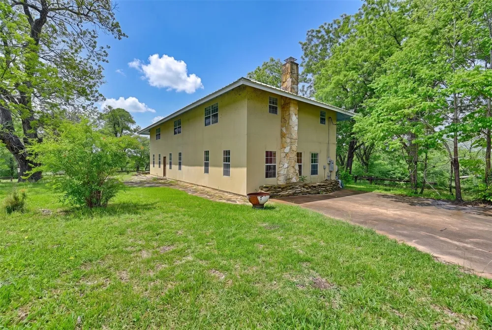 144 Century Lane Bellville, TX 77418