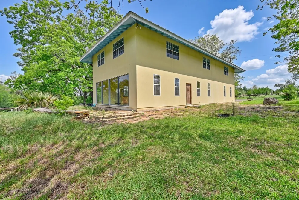 144 Century Lane Bellville, TX 77418