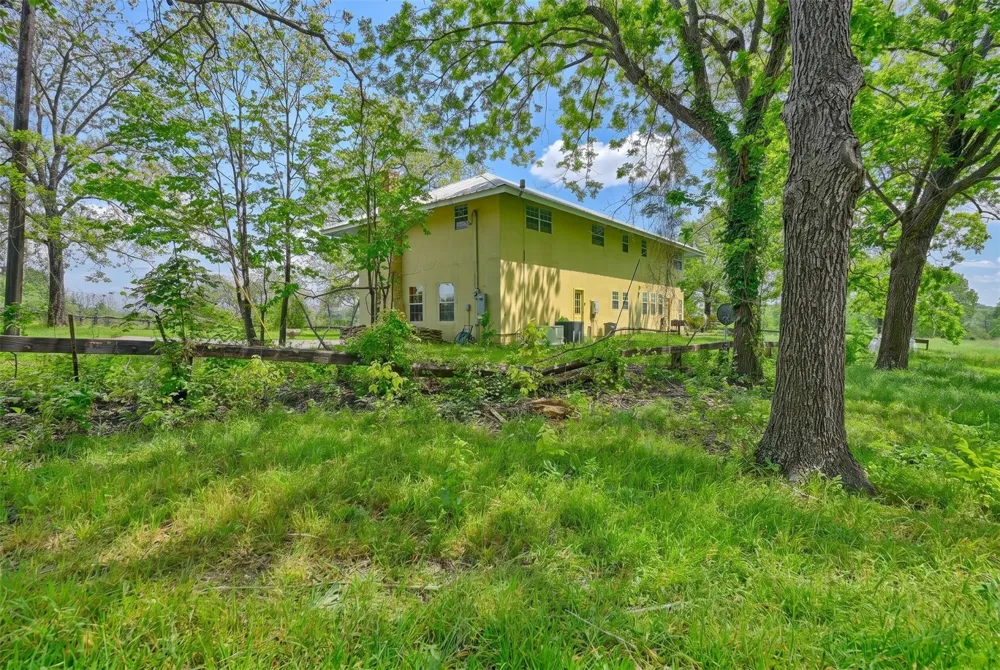 144 Century Lane Bellville, TX 77418