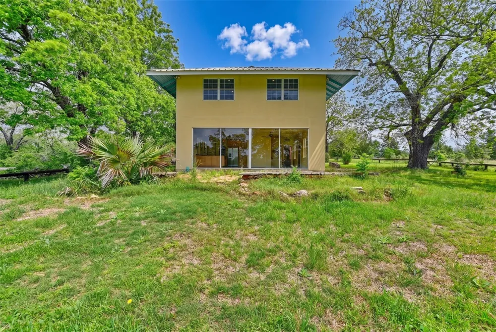 144 Century Lane Bellville, TX 77418