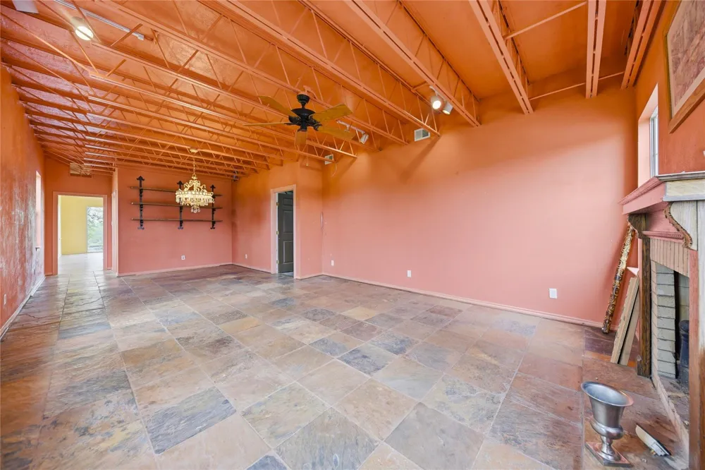 144 Century Lane Bellville, TX 77418