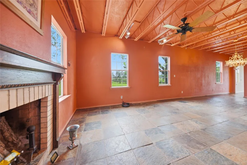 144 Century Lane Bellville, TX 77418