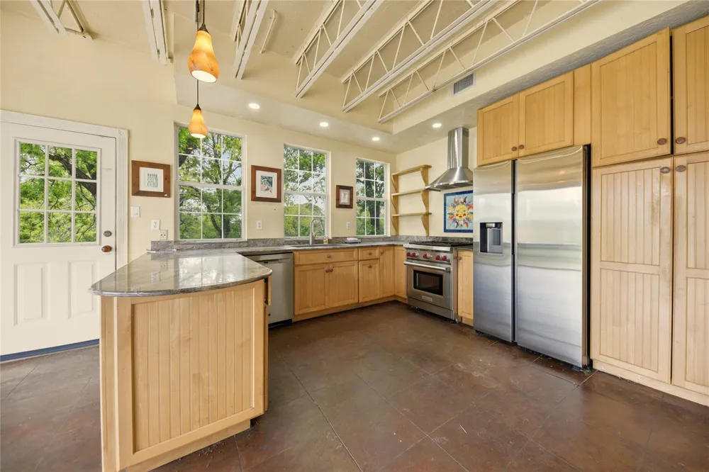 144 Century Lane Bellville, TX 77418