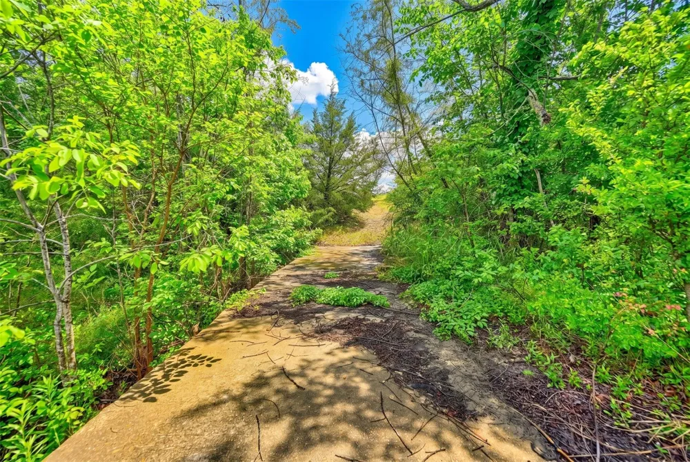 144 Century Lane Bellville, TX 77418