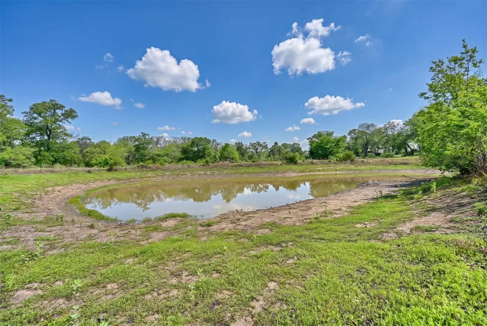 144 Century Lane Bellville, TX 77418
