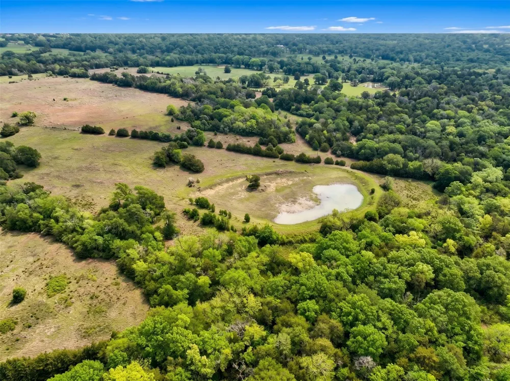 144 Century Lane Bellville, TX 77418